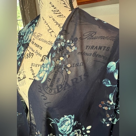 D16.14 Vince Camuto Navy Blue Sheer Floral Kimono Wrap O/S - Picture 2 of 6